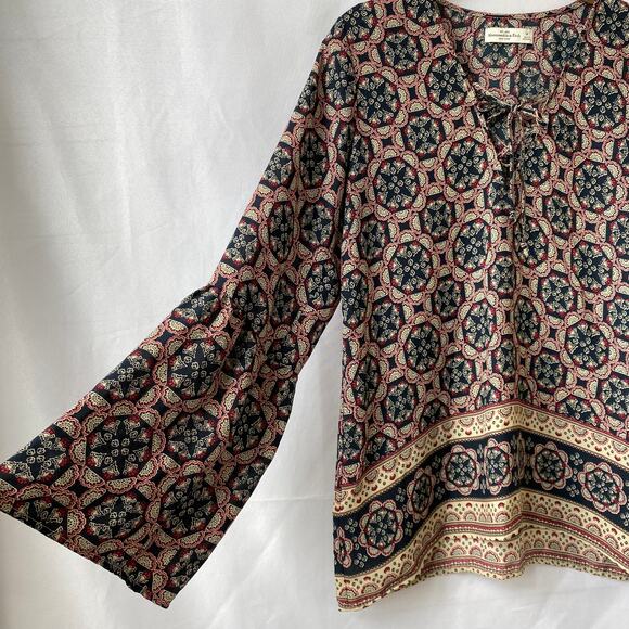 Abercrombie & Fitch Boho Top Women M Red Black Medallion Cottagecore Bell Sleeve - Picture 3 of 10